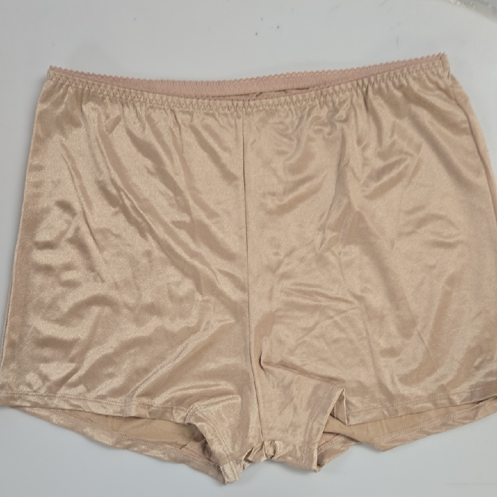 Vassarette Latte  Boyshorts NWOT